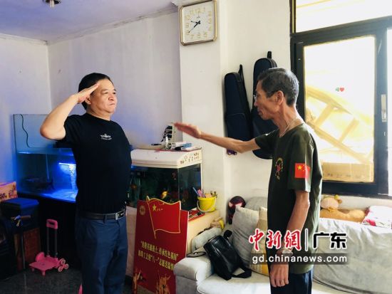 中建三局员工、退伍军人郭明建向老兵老兵莫纯基致敬。作者：吴羊佩 