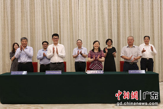 ▲8月6日，天津市商务局、市工信局、市农业农村委领导与拼多多代表签署了战略合作协议。(摄影 安舜)