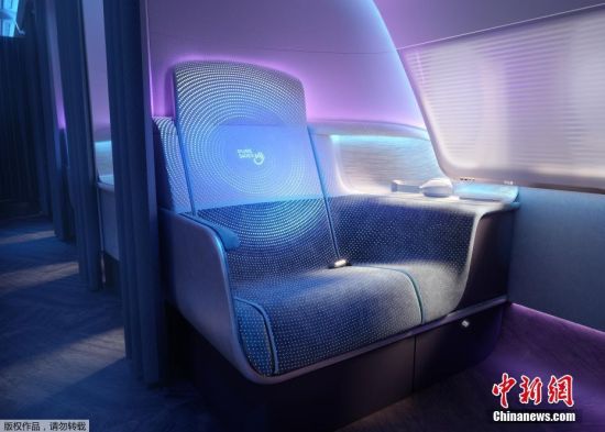 8月10日消息，据英国《太阳报》报道，近期，英国研发人员展示了“未来飞机”机舱的概念设计，设计的重点在于保护旅客，改善卫生水平，提高飞行质量。报道称，新型机舱内的座椅将采用具有紫外线清洁功能的材料制作，可以“杀死”病毒。