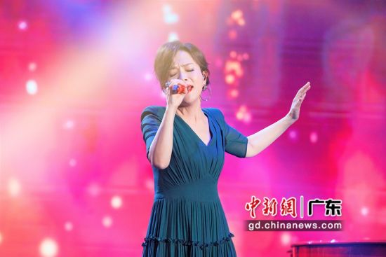 陈明在《流淌的歌声》第二季的舞台再唱《寂寞让我如此美丽》。广东卫视 供图 