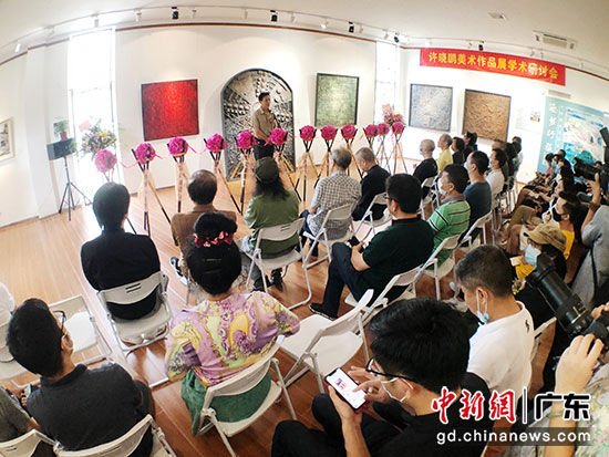 许晓鹏美术作品展在广州举行 集中展示多幅综合材料绘画作品