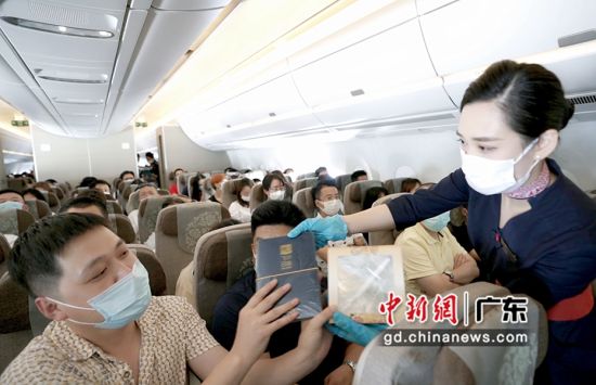 东航举办“飞越广东•特区40年”主题航班活动。作者：萧嘉宁 