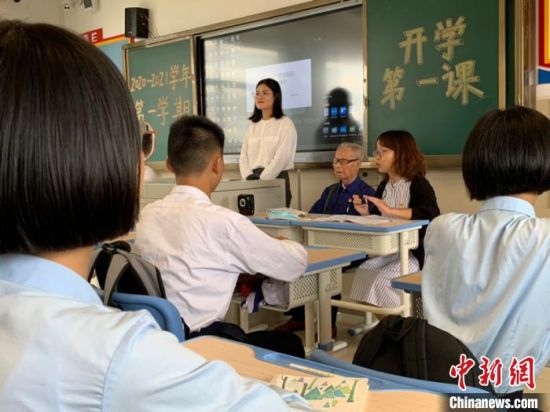  9月1日，霍镜初在广州南沙珠江中学为同学们讲授了“开学第一课”。王坚 摄