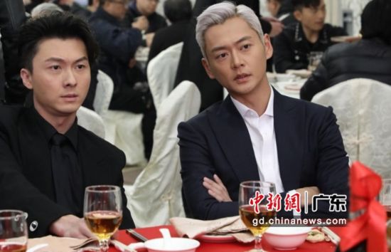 《反黑路人甲》剧照。该剧演员王浩信(左一)和张振朗(右一)。 埋堆堆app 供图 