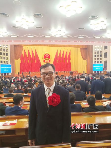 孙小聪出席全国抗击新冠肺炎疫情表彰大会。 广东医科大学 供图 孙小聪出席全国抗击新冠肺炎疫情表彰大会。 广东医科大学 供图