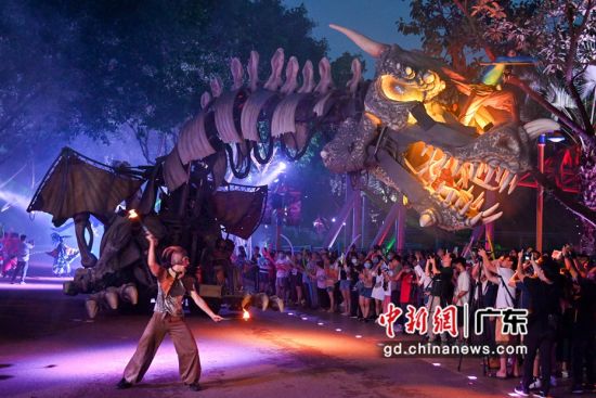 9月12日起，“长隆广州世界嘉年华•欧洲风情大巡游”在长隆欢乐世界持续上演。王华摄影 
