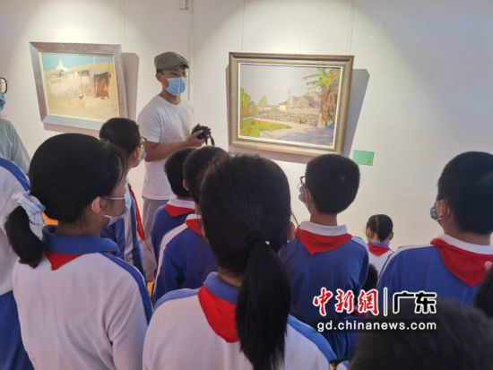 学生参观大芬画家的作品。(摄影：郑小红) 
