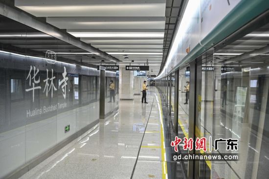 广州八号线北延段已“跑图”半月，11日11日对媒体开放试乘，这条线路“解围”交通黑点同德围，部分站点还整合多个服务功能。陈骥旻摄影 