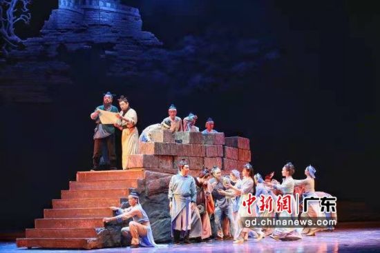 廉政音乐剧《青天之端》近日在广州友谊剧院上演。曹笑 摄 