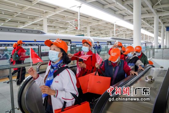 11月29日，清远市民代表进入广清城际站台。邱炜民 摄 