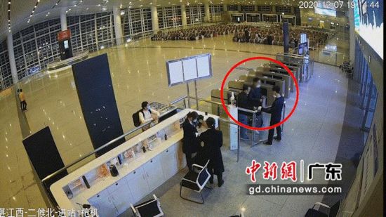 广东湛江：男子归家心切 强闯高铁站闸机被罚