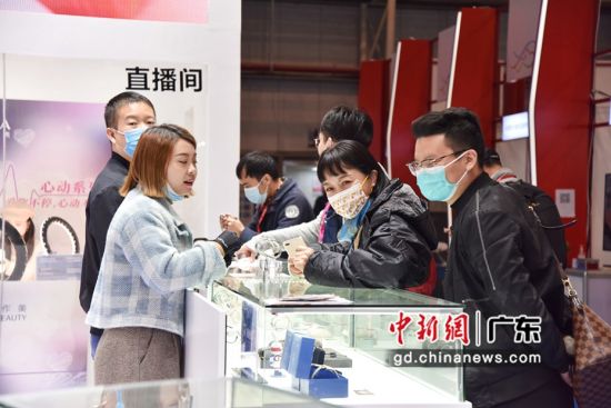 第十二届中国加工贸易产品博览会17日至20日在东莞市举行，图为展会现场。中新社发 张庆活 摄 