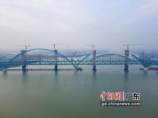 “亚洲第一跨”主桥小里程柔性拱顺利提升合龙