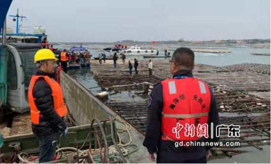 广东省海洋综合执法总队组织联合行动清理定置网。粤海综供图 