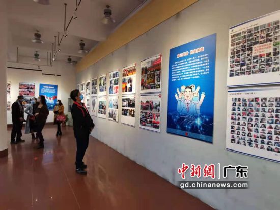 “大爱无疆――致敬抗疫英雄摄影展”在广州举行。作者：郭军 