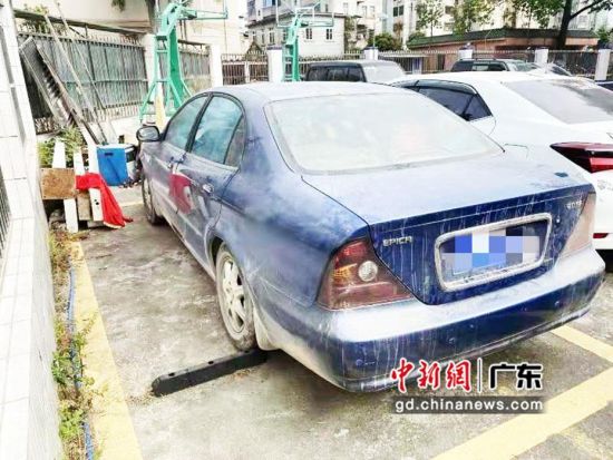 可疑蓝色小车。警方供图 