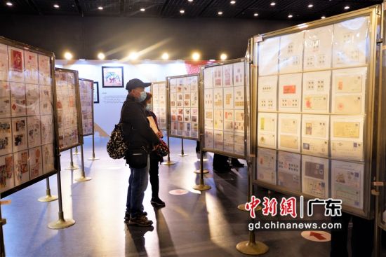 《辛丑年》特种邮票1月5日在广州首发。广州邮政还在广州图书馆负一层大展厅同步举办“‘福牛贺穗’广州2021世界牛邮票展览”。曾敏婷摄影 