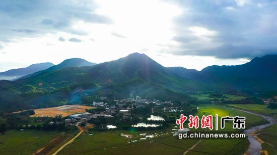 图为白盆珠镇的“草原云海奇观”。惠东县委组织部供图 