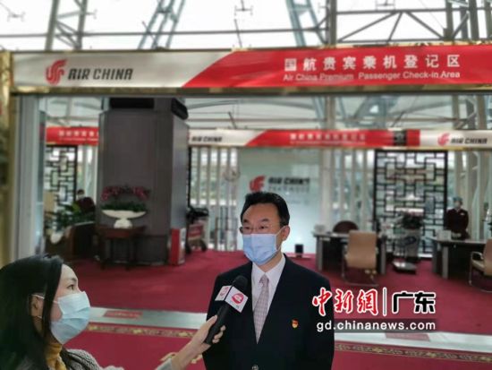 国航华南基地总经理赵康接受媒体采访。作者：郭军 
