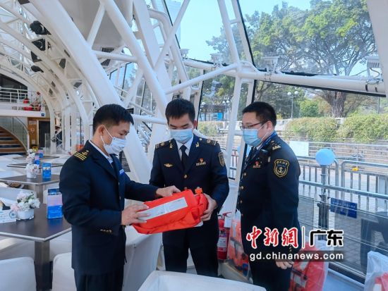 春运首日 广州海事为旅客安全出行保驾护航。作者：马己苗 