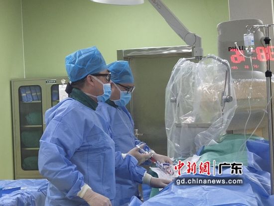 广东援疆医生正为病人开展手术。吉秋霞 摄 
