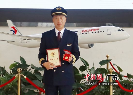 东航广东分公司首位获得功勋飞行员荣誉称号的张润才。东航 供图 