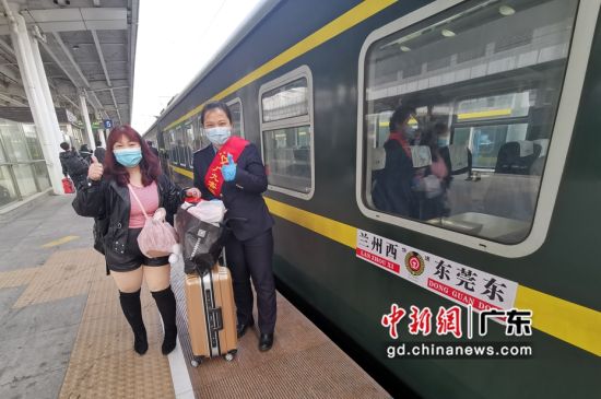 旅客为铁路青年志愿者服务点赞。作者：广九客运段供图 