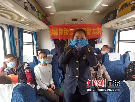 K777次列车开展疫情防控宣讲。作者：广九客运段供图 