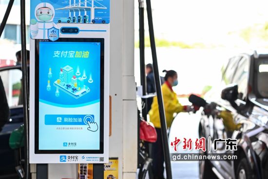 1月30日，广东省广州市，新力加油站启用的智能防爆大屏。陈骥�F 摄 