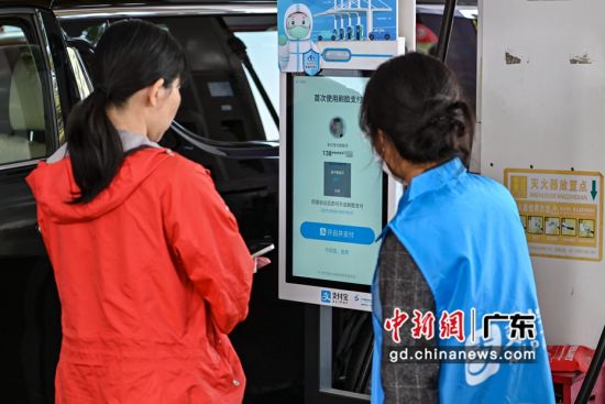 1月30日，广东省广州市，一名顾客在新力加油站使用智能防爆大屏刷脸支付油费。陈骥�F 摄 