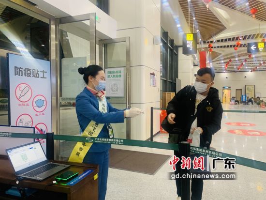 图为惠州机场安排服务人员在航站楼入口处为不方便使用智能手机的老年旅客提供有效引导。惠州机场供图 