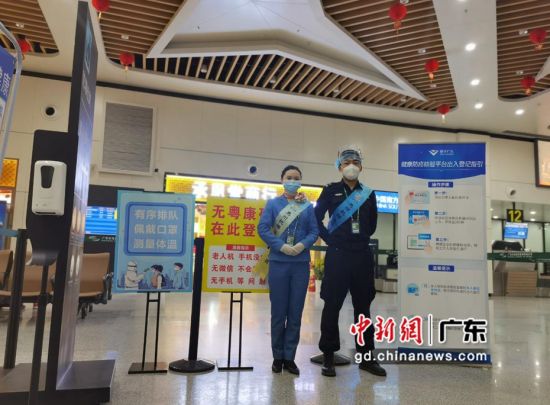 图为惠州机场安排服务人员在航站楼入口处为不方便使用智能手机的老年旅客提供有效引导。惠州机场供图 