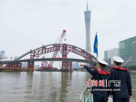 珠江上首座人行景观桥顺利合龙。马己苗摄影