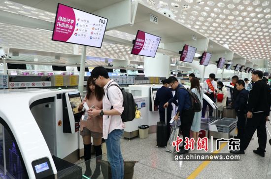 图为乘客在深圳机场办理行李托运。深圳机场 供图