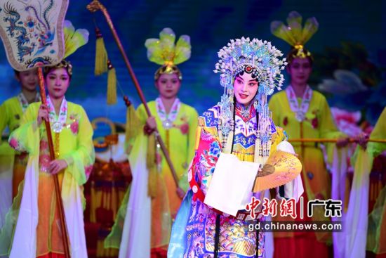 京剧表演艺术家们为深圳民众呈现了一场艺术盛宴。陈文 摄 