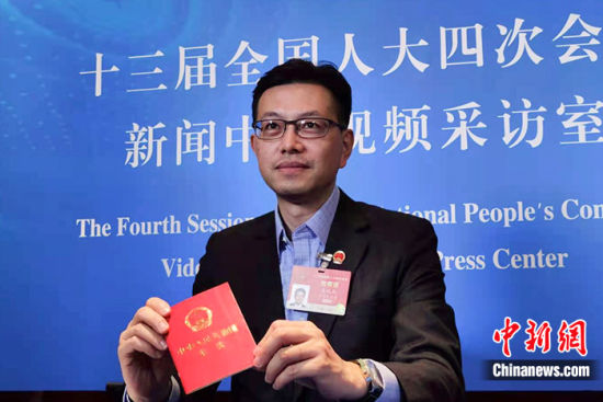 图为3月6日，吴秋北在北京饭店接受采访。中新社记者 唐贵江 摄
