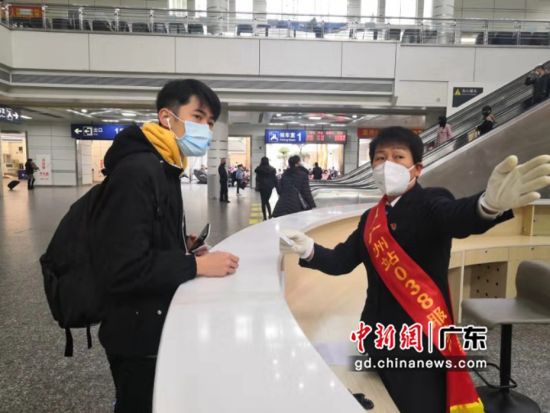 广州火车站客运员张红英在为旅客提供问询服务 