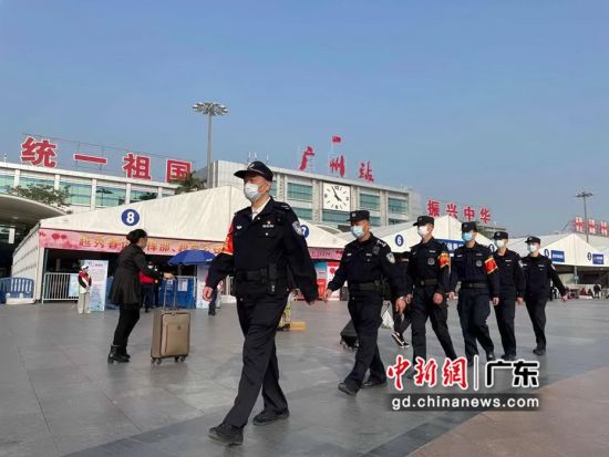 春运期间，广州警方每日投入安保警力2.21万人次。 