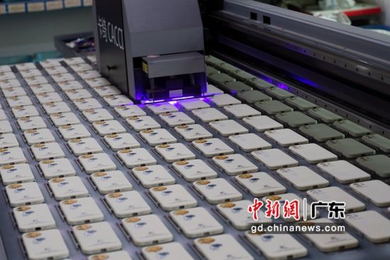 机器将卡通图案印制到手机壳上。陈楚红 摄 机器将卡通图案印制到手机壳上。陈楚红 摄