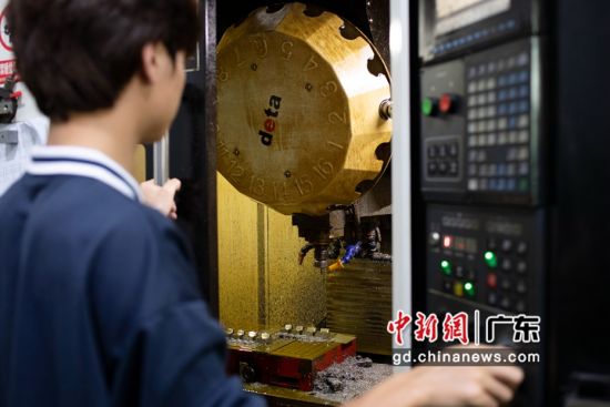 深圳市迪菲帆科技有限公司的工作人员在加工手机壳模具。陈楚红 摄 