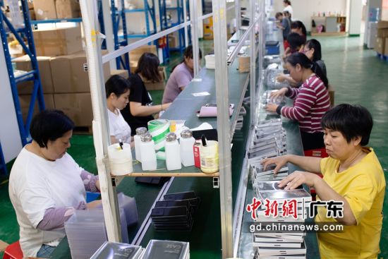深圳市迪菲帆科技有限公司的工作人员在包装手机壳。陈楚红 摄 