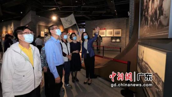 市民们正在参观林伟民与中国早期工人运动史迹陈列馆。金湾区宣传部供图 