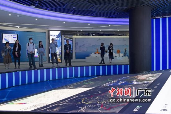 “魅力海洋蓝色崛起”广东海洋产业媒体采风团走进海启星。陈楚红 摄 