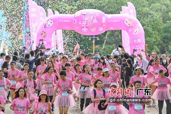 长隆超级“庞你跑”广州站活动3月20日“粉红”开跑，跑友们穿上主办方提供的粉色纱裙，在广州暖如初夏的春天里浪漫奔跑。 