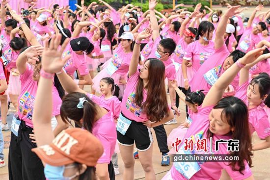长隆超级“庞你跑”广州站活动3月20日“粉红”开跑，跑友们穿上主办方提供的粉色纱裙，在广州暖如初夏的春天里浪漫奔跑。 