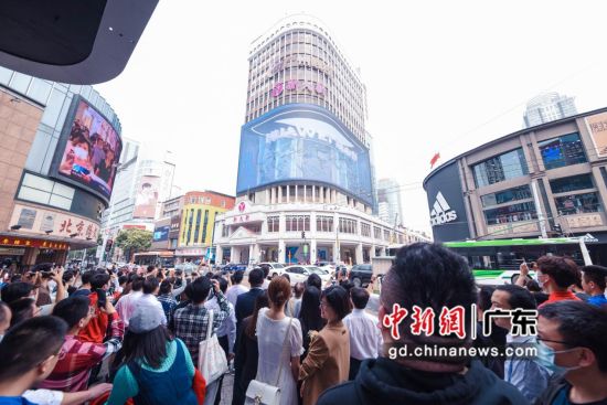 华为授权体验店Plus(广州北京路新大新)安装的逾千平裸眼3D大屏惹市民打卡。 华为授权体验店Plus(广州北京路新大新) 供图 