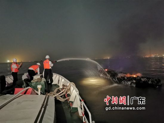 广州海事部门成功处置一起快艇失火险情,受访者供图 广州海事部门成功处置一起快艇失火险情,受访者供图