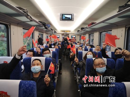 广铁在高铁列车上打造流动党史课堂 。作者：广铁集团供图 