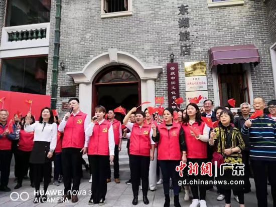图为广东惠州市惠城区党员干部在主题党日活动上朗诵党徽诗歌。惠城区委宣传部供图 