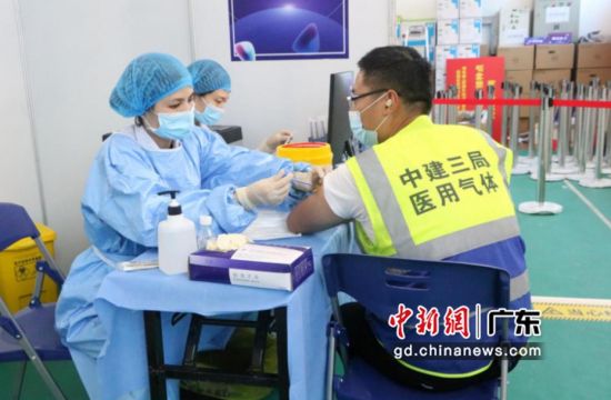 图为中建三局深圳分公司工程项目建设者接种新冠疫苗。(覃楚涵 摄) 